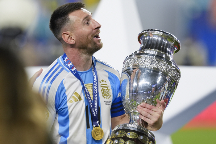 From the 2008 gold medal to the 2024 Copa championship...GOAT and his best friend, in tears 'Last Dance'