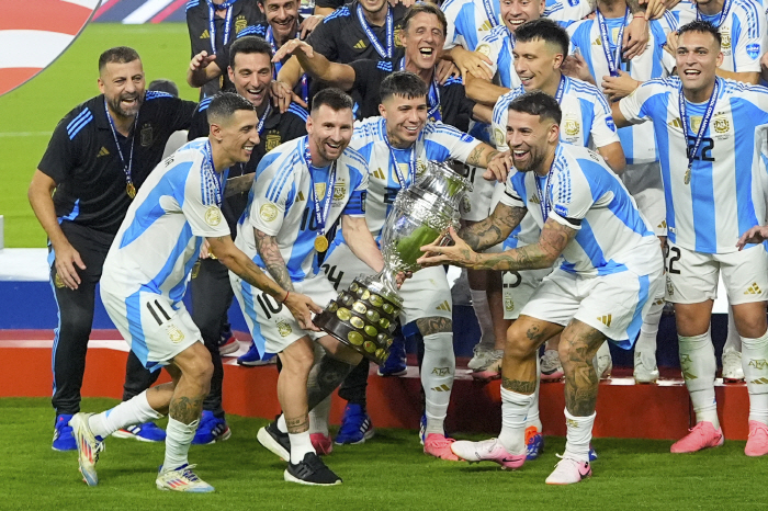 From the 2008 gold medal to the 2024 Copa championship...GOAT and his best friend, in tears 'Last Dance'