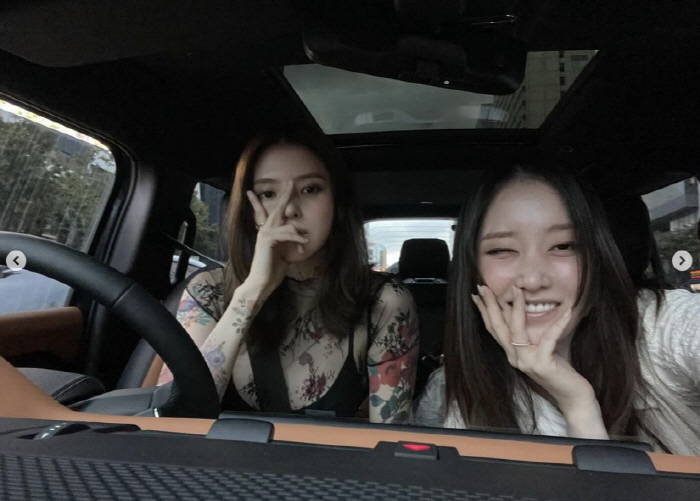 'Full body tattoos and seatbelts not worn' Han So-hee X Jeon Jong-seo, socializing shot that has spread to controversy 