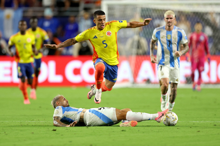 Going to the Copa final, a blue Colombia debacle. Football Federation president detained in surprise final scuffle