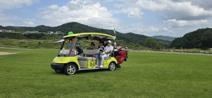 'Entering the golf cart course, listening to music, round'Ravivel EDM Party, hot heat