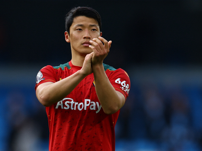 How dare you discriminate against Hwang Heechan?' Fellow Wolverhampton, punch → exit...The club has filed a UEFA complaint against the club 'full support of the players'