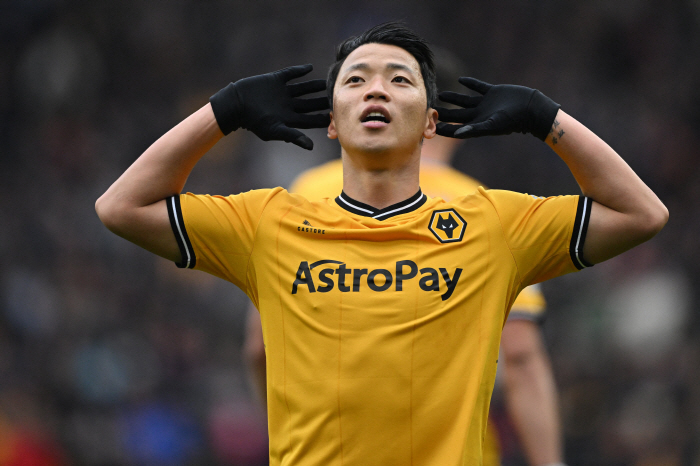 How dare you discriminate against Hwang Heechan?' Fellow Wolverhampton, punch → exit...The club has filed a UEFA complaint against the club 'full support of the players'