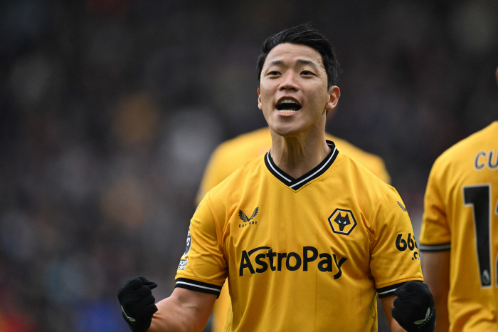 How dare you discriminate against Hwang Heechan?' Fellow Wolverhampton, punch → exit...The club has filed a UEFA complaint against the club 'full support of the players'