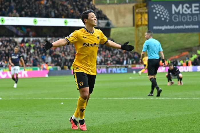 How dare you discriminate against Hwang Heechan?' Fellow Wolverhampton, punch → exit...The club has filed a UEFA complaint against the club 'full support of the players'