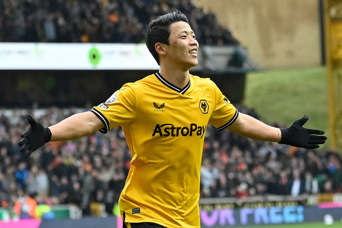 How dare you discriminate against Hwang Heechan?' Fellow Wolverhampton, punch → exit...The club has filed a UEFA complaint against the club 'full support of the players'