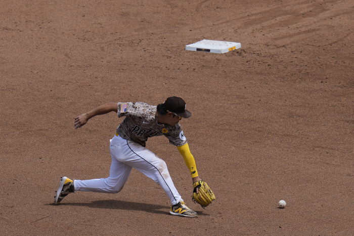 I can't believe you're stuck with 'Today's defense'! Kim Ha-sung's RBI is unfortunate, but 1 hit-1 walk-1 score-1 first half of the steal...SD 3-6 ATL