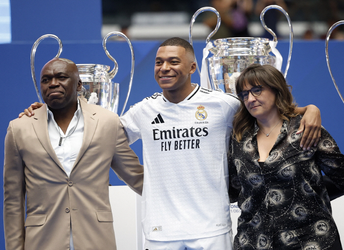 'Is it that good?' At Real's joining ceremony 'Emblem kiss  perfect Spanish speech'...Mbappe, in front of 80,000 people 'I'm a happy boy'