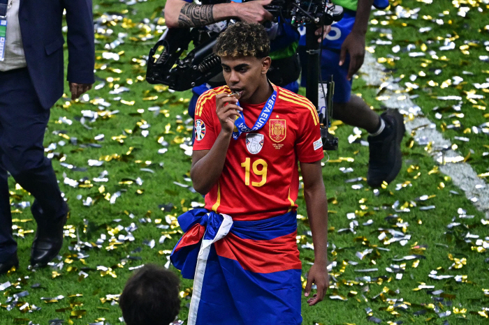 'It wasn't Bellingham, it wasn't Mbappe'...'Youngest record sweep' Yamal, 17, starts of overwhelming career → Euro championship