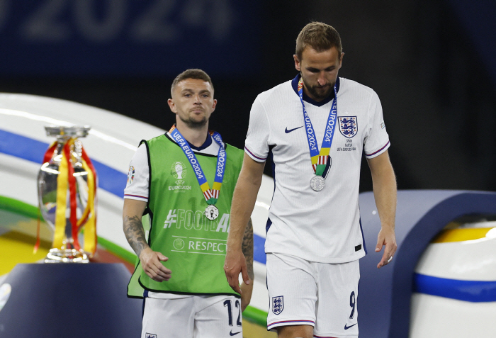 It's useless to cheer for SON. →'Again! Kane, who bowed his head, proved himself as a professional '0 goals in the final'→'Unrelated curse  new chest'