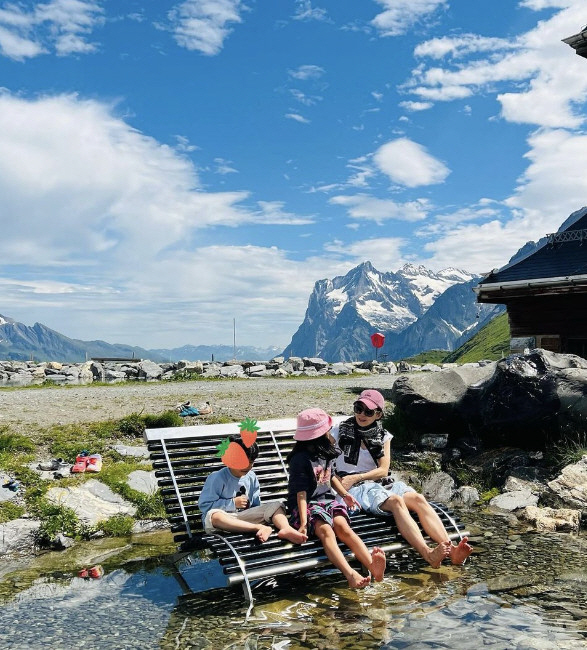 ''Jisung ♥' Lee Bo-young, even if you peek with your daughter, 'Bungeoppang'...a picturesque Swiss family trip