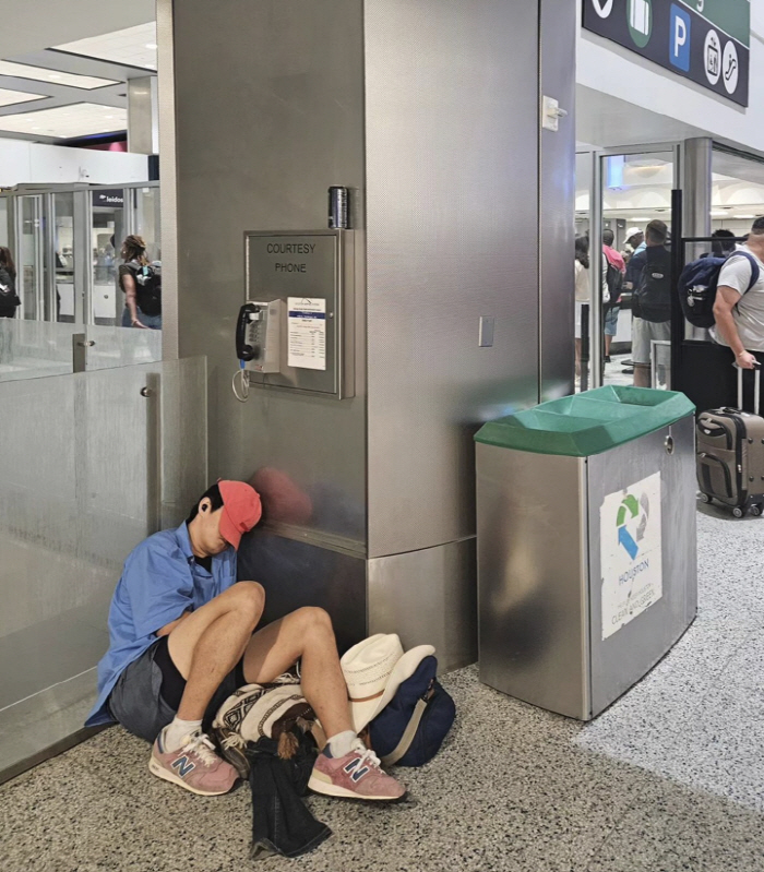 Kian 84, Cowboy Transformation → Sitting on the floor of the airport, sleeping soundly...Spoiler about the shooting of 'Around the Music'