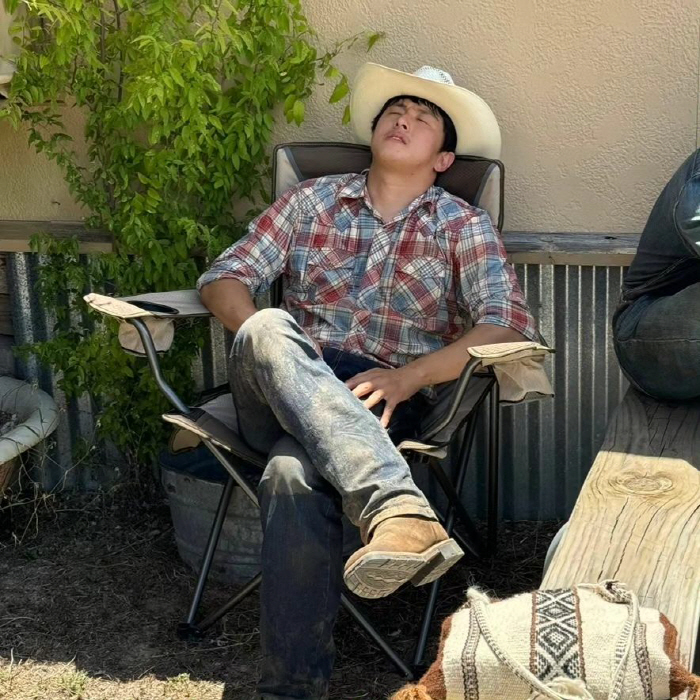 Kian 84, Cowboy Transformation → Sitting on the floor of the airport, sleeping soundly...Spoiler about the shooting of 'Around the Music'