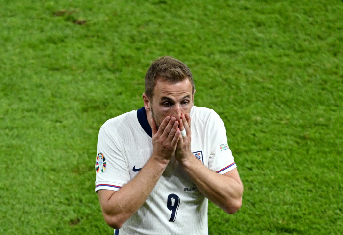 Klinsmann (60, man crazy about two-top) who wrote 'SON two-top' → 'If it were me, I would have written Kane two-top'