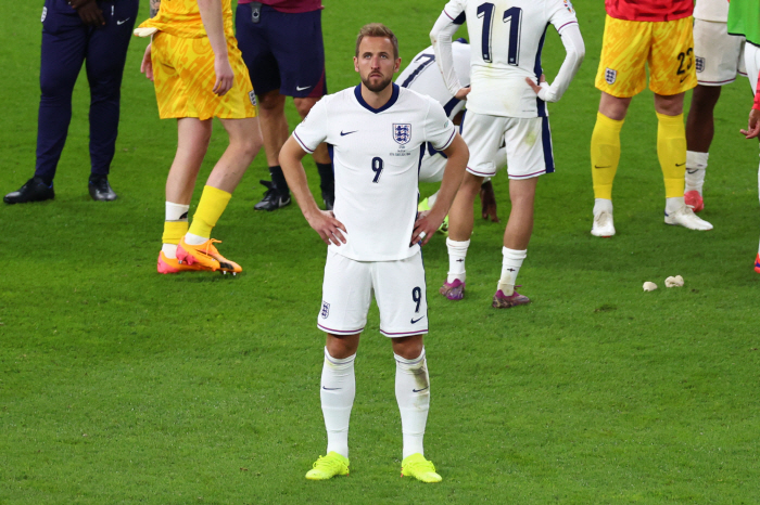 Klinsmann (60, man crazy about two-top) who wrote 'SON two-top' → 'If it were me, I would have written Kane two-top'