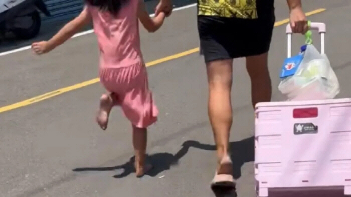 Mom Makes Her 4-Year-Old Daughter Walk Hot Asphalt Barefoot, Reason Is Ridiculous