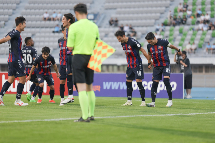 'Now is Gimcheon Era' The lead structure changes with each round…Ulsan's coach Hong Myung-bo's break-up pain is unexpected