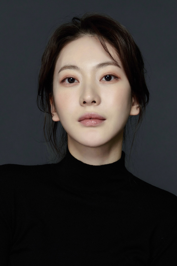  She's beautiful and has a lot of specifications..Choi Yu-sol casts 'Salon de Holmes'