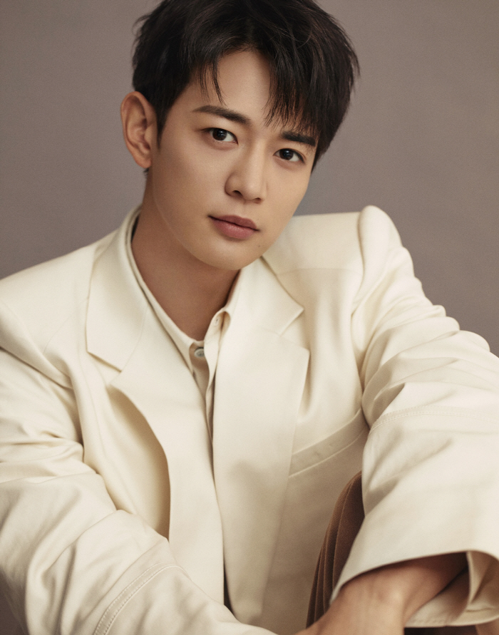  SHINee Minho casts while waiting for Godot..My first play challenge since my debut