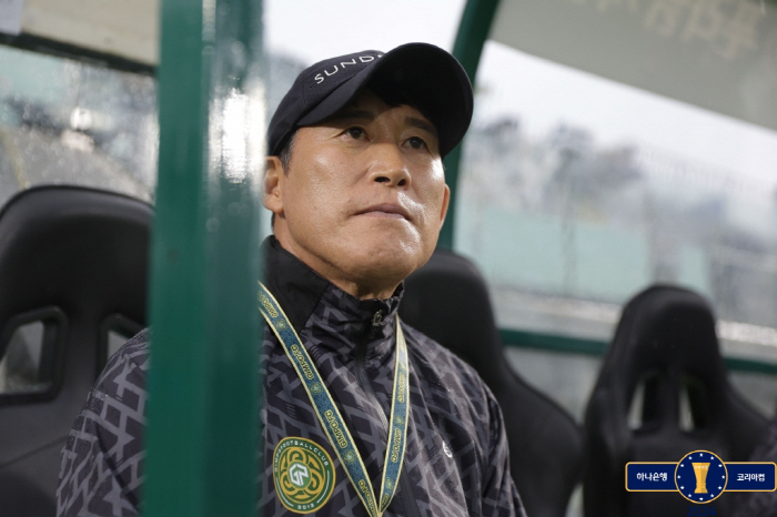  Coach Ko Jung-woon, who smiled despite the loss, 'Our players did more than 100%.'