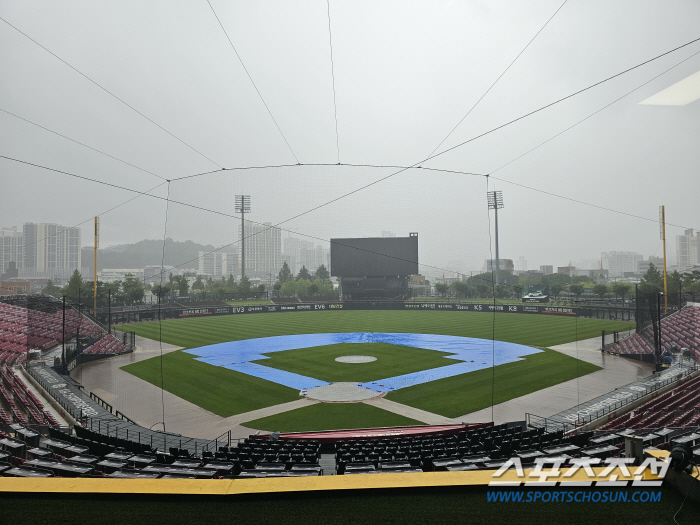 Part of the infield soil is lost...Gwangju Samsung-KIA match canceled ground situation 