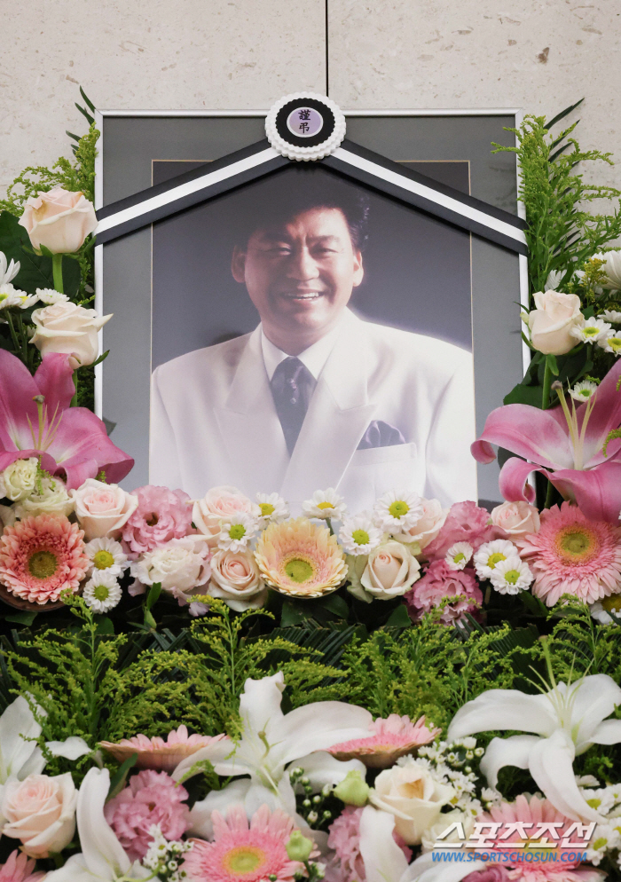  The late Hyun-chul mortuary, a sad smile in the portrait