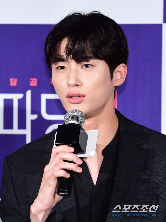 Police launch an investigation into the 'Byeon Woo-seok' controversy before the charges are filed