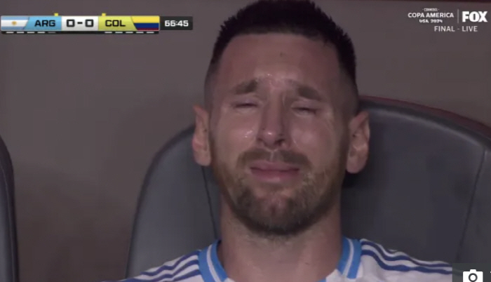 'Puffy ankle → Cover your face and tear up' Messi's final cheers,'Out to the quarterfinals' Rival Ronaldo's tears are summoned