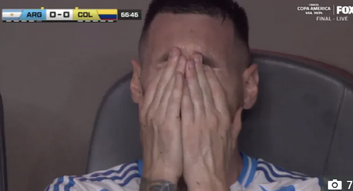 'Puffy ankle → Cover your face and tear up' Messi's final cheers,'Out to the quarterfinals' Rival Ronaldo's tears are summoned