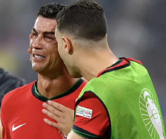 'Puffy ankle → Cover your face and tear up' Messi's final cheers,'Out to the quarterfinals' Rival Ronaldo's tears are summoned