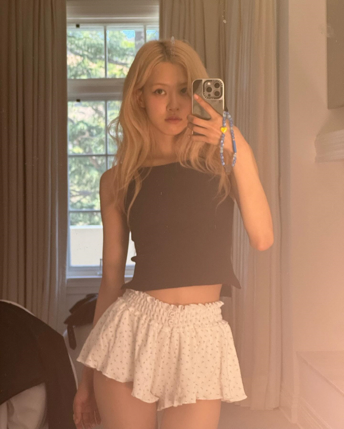 Rosé, even in her comfortable daily clothes, she's sexy...'How far did your back go?'