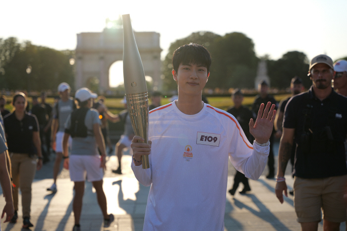 'Run Seokjin'…BTS Jin is 200 meters away, and fans are flocking to the torch relay