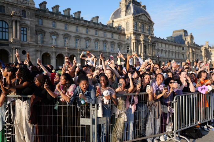 'Run Seokjin'…BTS Jin is 200 meters away, and fans are flocking to the torch relay