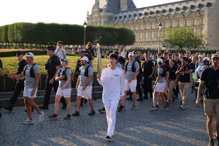 'Run Seokjin'…BTS Jin is 200 meters away, and fans are flocking to the torch relay