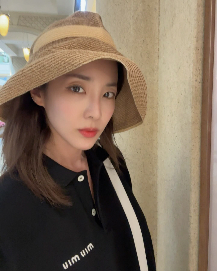 Sandara Park, thin forearms to be held in one hand...Maximum weight of life '45kg'Certified