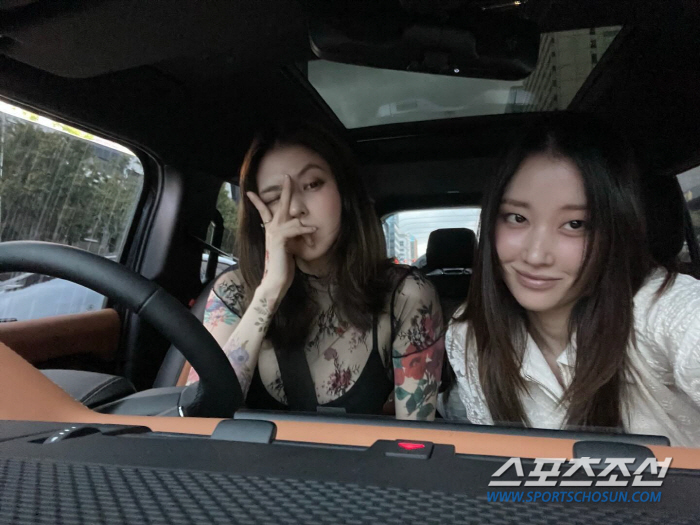  Han So-hee X Jeon Jong-seo Controversy over not wearing a seat belt in a two-shot shot with decadent beauty