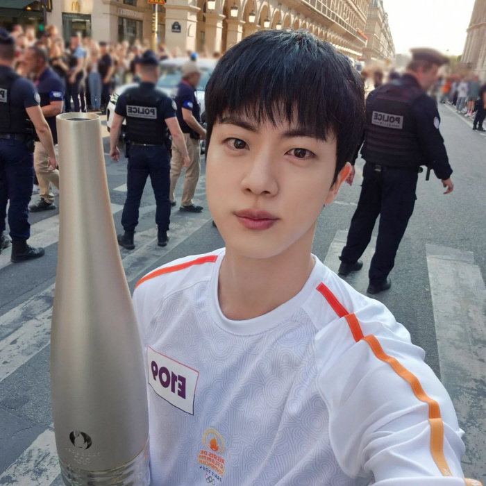  BTS Jin, 'Handsome' Self-praised beauty..A selfie of a torch relay