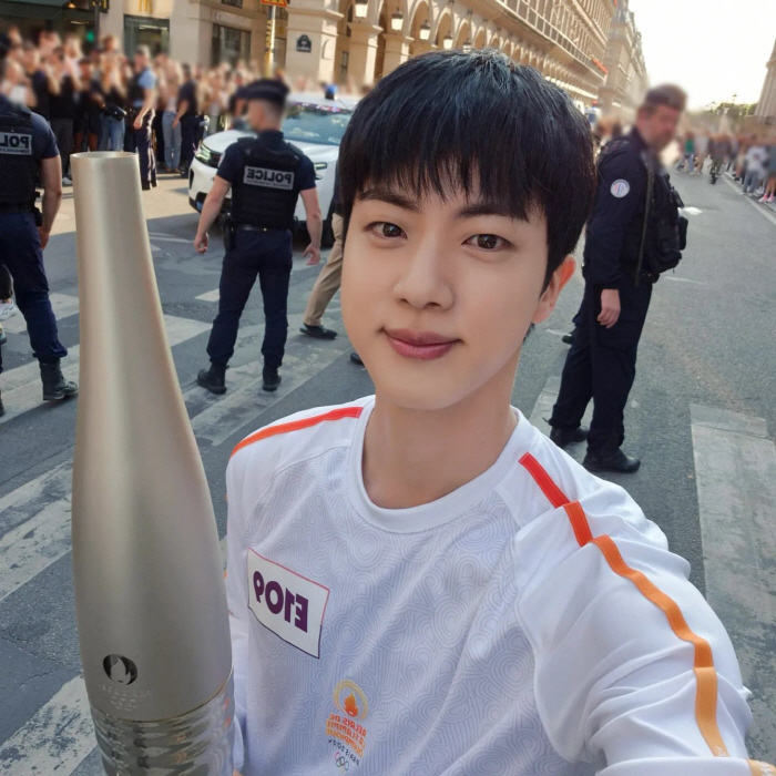  BTS Jin, 'Handsome' Self-praised beauty..A selfie of a torch relay