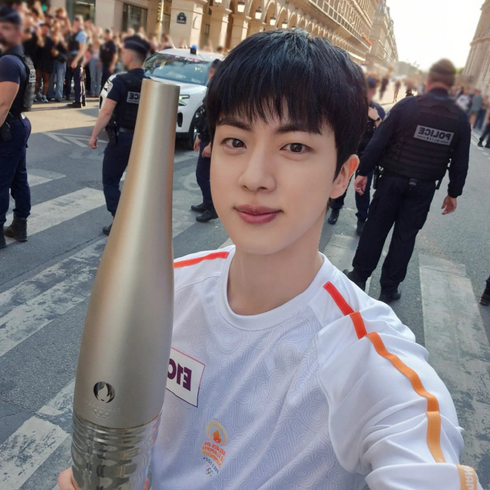  BTS Jin, 'Handsome' Self-praised beauty..A selfie of a torch relay