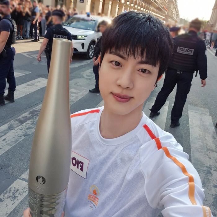  BTS Jin, 'Handsome' Self-praised beauty..A selfie of a torch relay