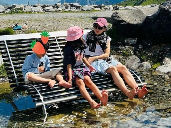  Jisung ♥ Lee Bo-young on a family trip to the Alps, taking a picture with her beautiful daughter-cute son