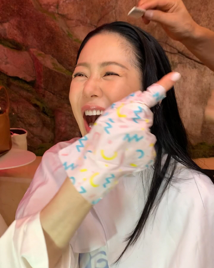  Ko Hyun-jung takes care of her hands thoroughly and launches a 'hand wrap heart' during makeup