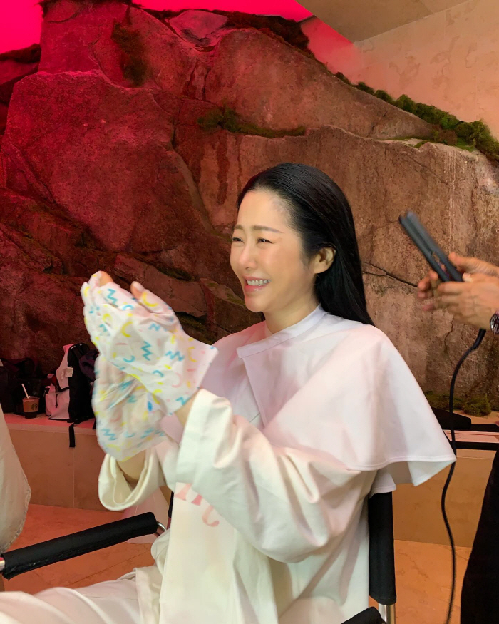  Ko Hyun-jung takes care of her hands thoroughly and launches a 'hand wrap heart' during makeup