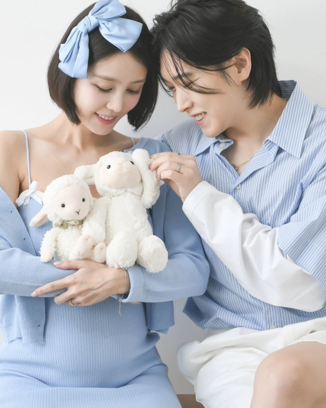 Seongmin ♥ Kim Sa-eun becomes a parent after 10 years of marriage..'A baby that came with a hard time'