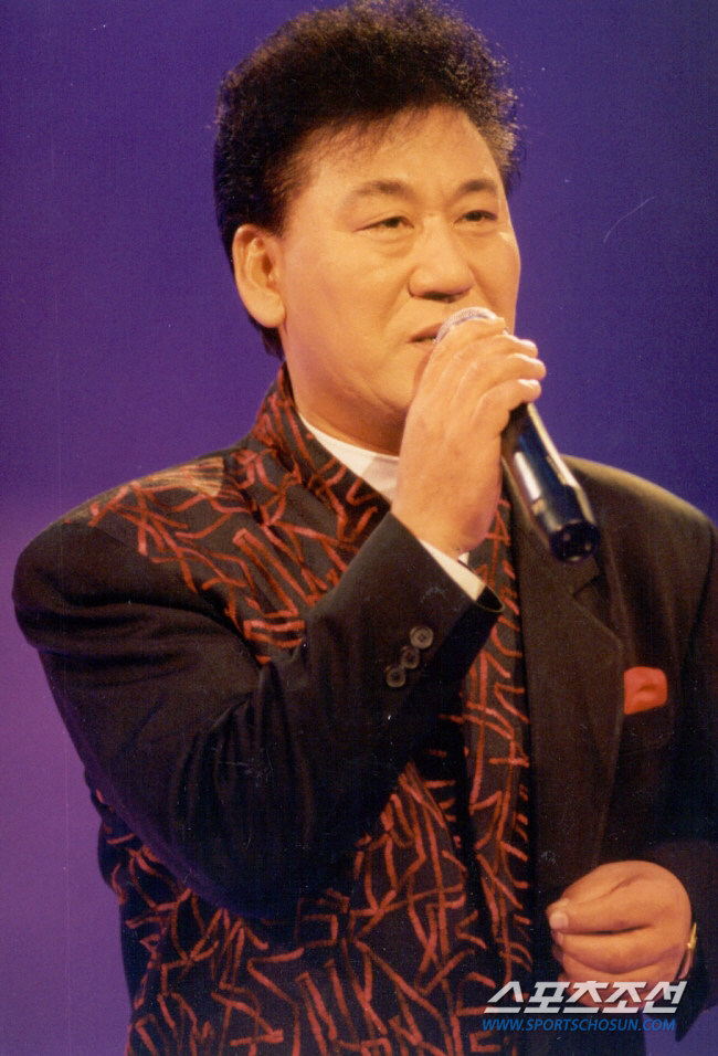 Singer Hyun-chul of 'Bong Seon-hwa Yeon-jeong' dies after battling neurological damage..He was 82 years old