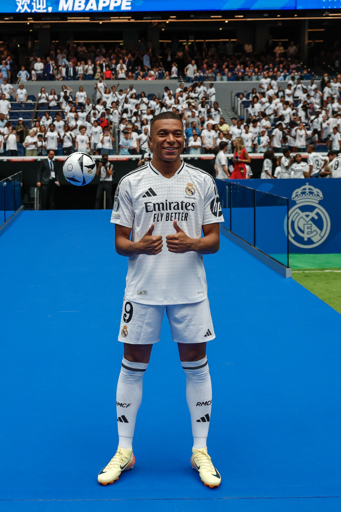 'The Great Entrance Ceremony' in front of 80,000'Hala Madrid!' Shouting Mbappe is finally wearing Real Madrid uniform