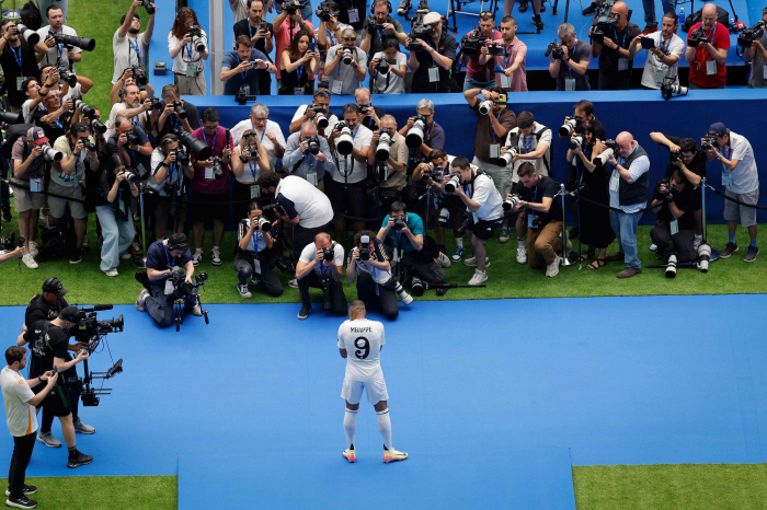 'The Great Entrance Ceremony' in front of 80,000'Hala Madrid!' Shouting Mbappe is finally wearing Real Madrid uniform