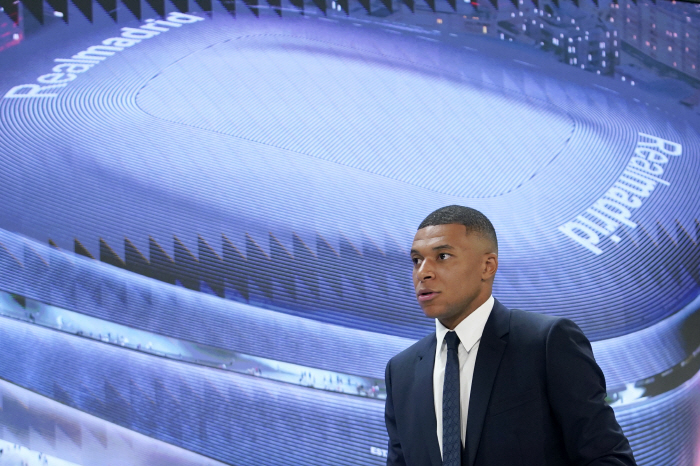 'The Great Entrance Ceremony' in front of 80,000'Hala Madrid!' Shouting Mbappe is finally wearing Real Madrid uniform