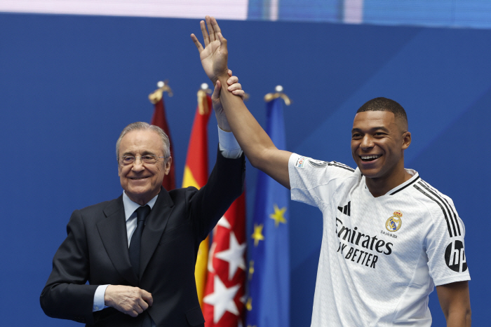 'The Great Entrance Ceremony' in front of 80,000'Hala Madrid!' Shouting Mbappe is finally wearing Real Madrid uniform