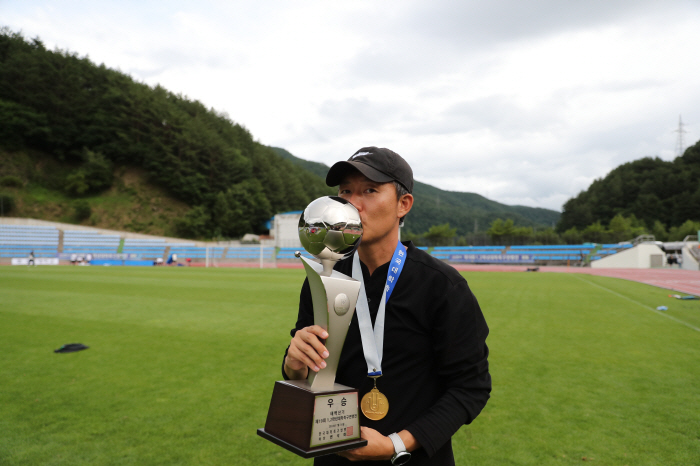 ''Three consecutive victories' Choi Jae-young, director of Sunmoon University, won the competition helped by Tae Baeksan, thanks to the dedication of the third grade who cared for the lower grades.''